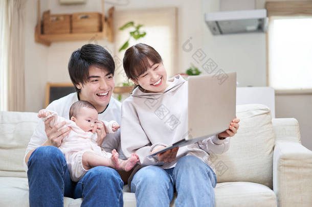 网上向亲戚展示婴儿的亚洲家庭