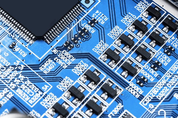 用电阻微晶片和电子元件拍摄的线路板宏观照片。计算机硬件技术。集成通信处理器。信息工程。半导体。PCB 。包扎