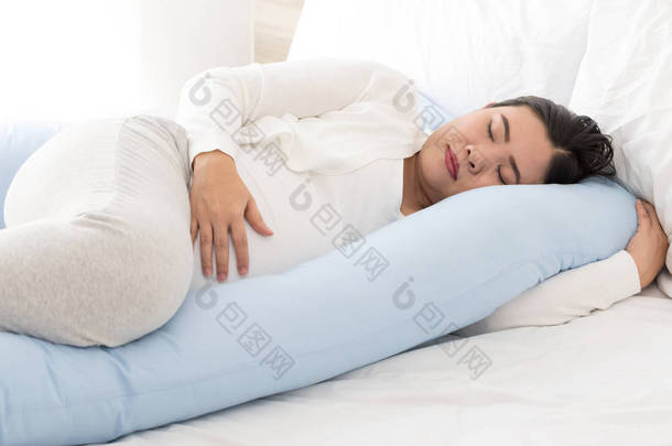 怀孕期间的睡眠姿势概念