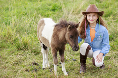 小马驹和女孩-可爱的女孩照顾小马小马驹
