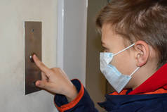 戴着医疗面罩的男孩出去散散步。感染的风险。房间里的表面很容易感染.