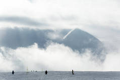 新鲜的白雪与阳光明媚的冬日滑雪坡