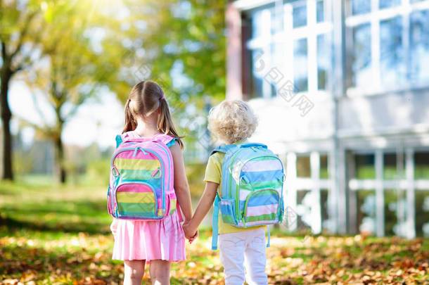 孩子们回到学校去。暑假后新学年开始.开学<strong>第一</strong>天带着背包和书本的男孩和女孩。开始上课。幼儿园和学龄前儿童的教育.