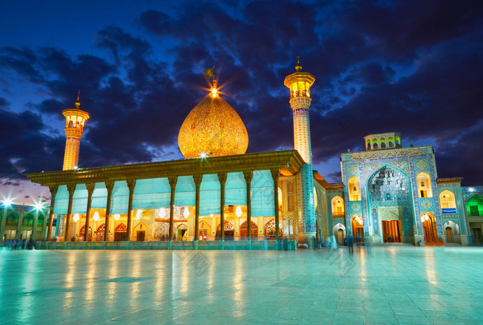 Shah Cheragh 清真寺日落之后。伊朗设拉子