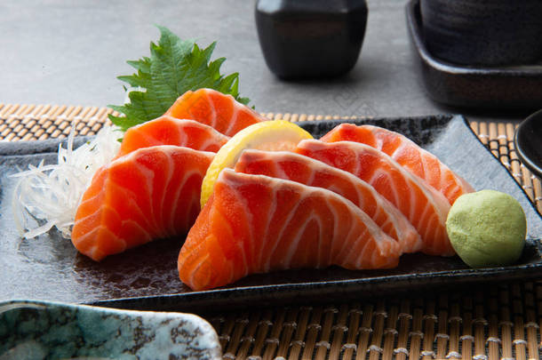 日式三文鱼片或鲑鱼生鱼片