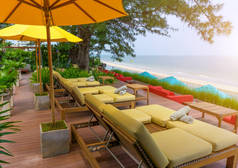 实木沙滩椅在度假村附近海域在夏天和放松 