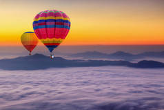 在日出时分, 从彩色热气球上空飞过的空气中鸟瞰, 泰国清莱省