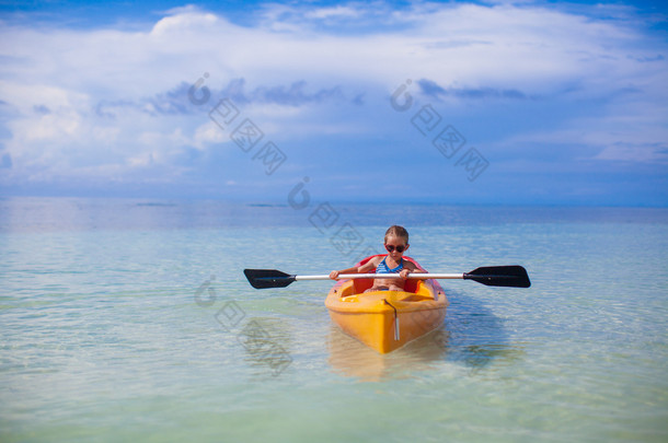 漂浮在皮艇仅对高蔚蓝的大海中勇敢可爱的小女孩