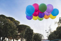 彩色氦气球在天空背景, 夏天*概念