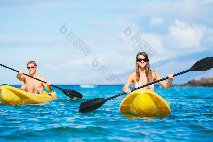 男人和女人在海洋皮划艇