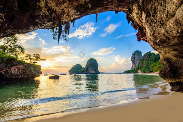 <strong>日落</strong>时的Phra Nang岩洞海滩-亚洲Krabi<strong>热带</strong>海岸风景-泰国天堂旅游目的地