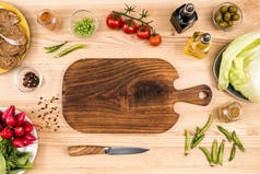 木制切菜板和蔬菜