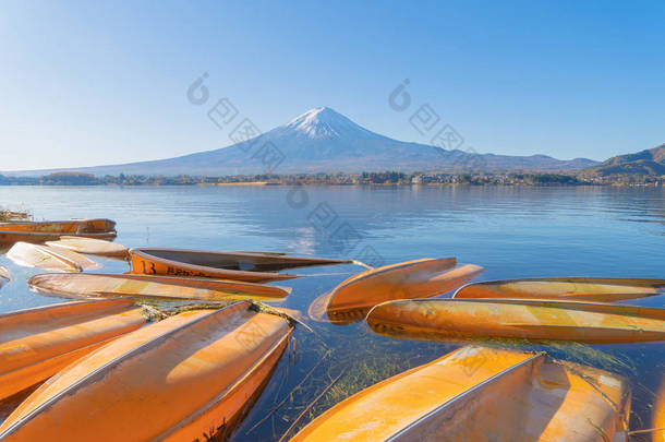 富士山和大<strong>船</strong>中午时分在富士川口附近<strong>靠岸</strong>