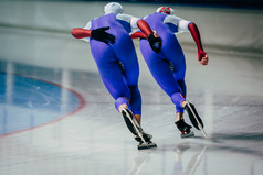 特写两名男子滑冰运动员同步跑步