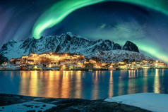 挪威Lofoten群岛，Aurora borealis对海岸线上渔村照明的报道