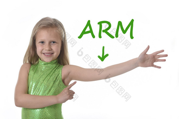 可爱的小女孩，指着她的手臂在身体部位学习在学校的英语单词