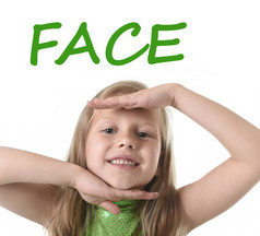 可爱的小女孩显示脸在身体部位学习英语单词在学校
