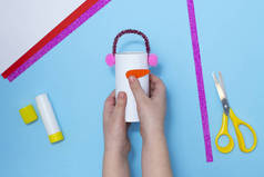 如何用卫生纸做雪人。最初的儿童项目。DIY概念。一步一步的照片说明。第5步
