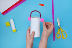 如何用卫生纸做雪人。最初的儿童项目。DIY概念。一步一步的照片说明。第4步