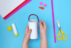 如何用卫生纸做雪人。最初的儿童项目。DIY概念。一步一步的照片说明。第3步