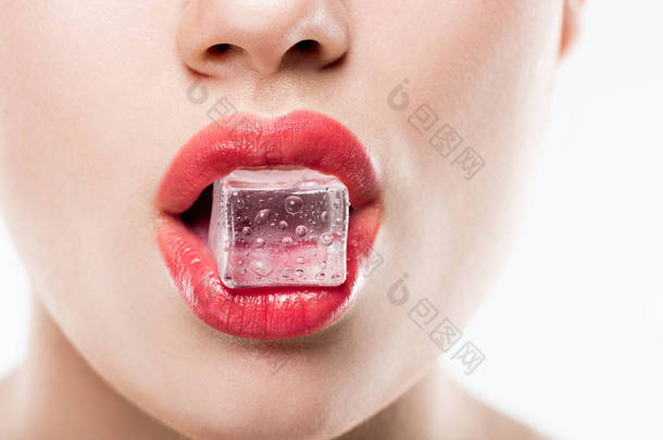 妇女在嘴唇, 被隔绝在白色的被裁剪的<strong>看法</strong>冰立方体