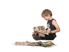 一个男孩读漫画书的侧面图