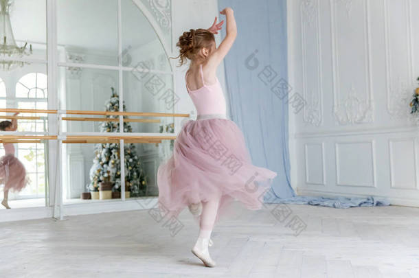 舞蹈课上年轻的古典<strong>芭蕾</strong>舞女.美丽优雅的<strong>芭蕾</strong>舞演员在白色灯堂的大镜子前练习穿着粉色短裙的<strong>芭蕾</strong>舞姿势