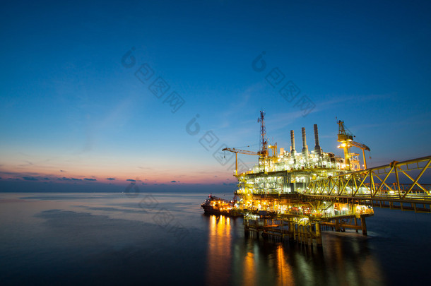 在离岸石油和天然气工业、 能源世界、 海上施工平台生产平台.