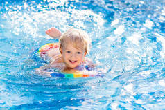 孩子学习游泳。游泳池里的儿童.