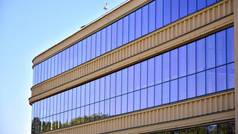 现代办公大楼玻璃幕墙.蓝天背景的现代写字楼.