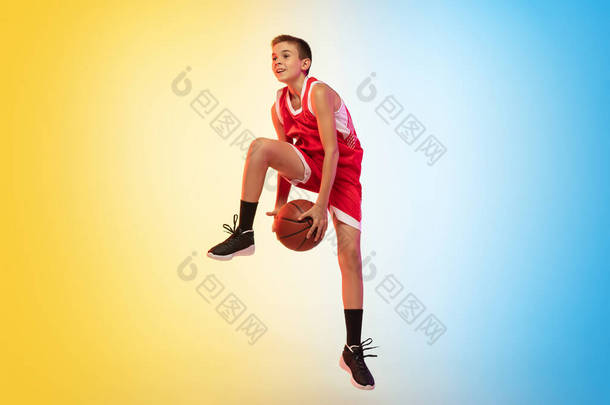 具有渐变背景的年轻<strong>篮球运动员</strong>的全长肖像