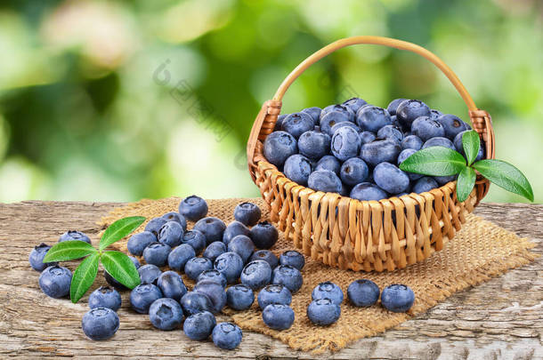 新鲜成熟的蓝莓在木篮在桌子上和白色背景
