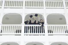 在走廊大厦, 学生在感觉愉快与毕业礼服站立.