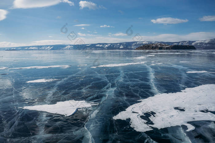 冰盖湖水和山的看法在背景, 俄国, 贝加尔湖