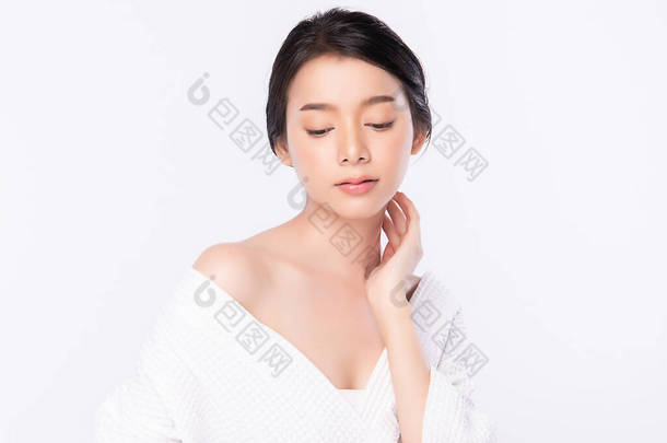 美丽的年轻亚洲女子用鲜嫩健康的肌肤<strong>触摸</strong>自己的身体，与白色背景、美容美发及面部护理概念相分离
