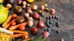 石桌上的新鲜水果和蔬菜。零废物概念