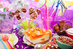装饰的糖果的孩子的生日聚会表