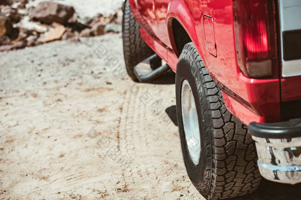 沙路上的红色汽车<strong>车轮</strong>