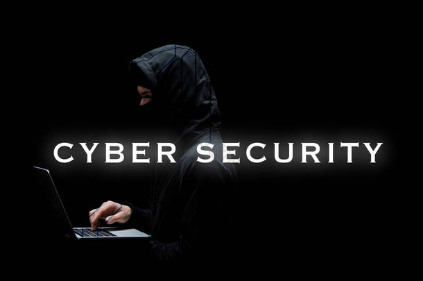 隐姓埋名的黑客在黑名单上使用笔记本电脑接近<strong>网络安全</strong>字母表 