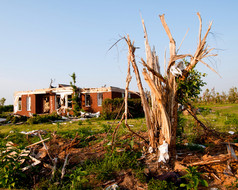 龙卷风损坏的土地和家园在北阿拉巴马暴风雨后的一个月.
