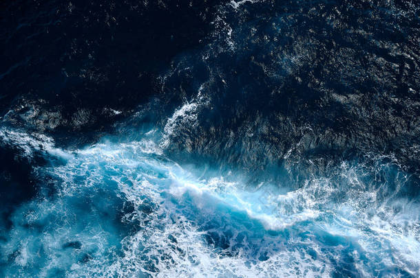 从空中俯瞰海浪中的浪花.蓝色<strong>清澈</strong>波浪般的海水