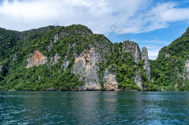 美丽的菲菲岛在泰国克拉比省的旅游度假、暑期背景 