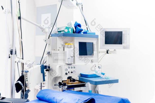 现代的技术设备，在手术房。医疗关爱支持设备的详细信息