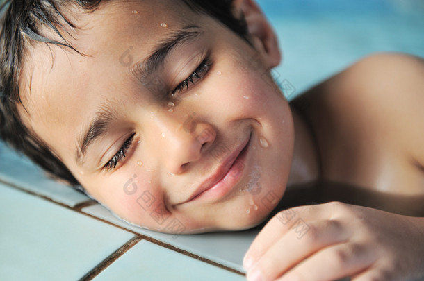 在游泳池里为<strong>快乐的孩子们</strong>安排暑期和游泳活动
