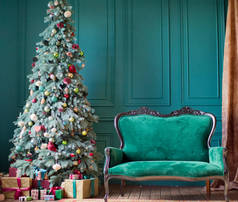 绿色圣诞内部。客厅，绿墙，绿色沙发，圣诞树上有红色、粉色和金色的圣诞装饰