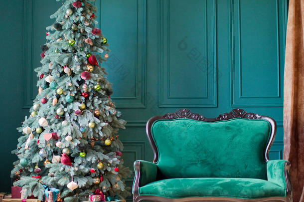 绿色圣诞内部。客厅，绿墙，绿色沙发，圣诞树上有红色、粉色和金色的圣诞装饰