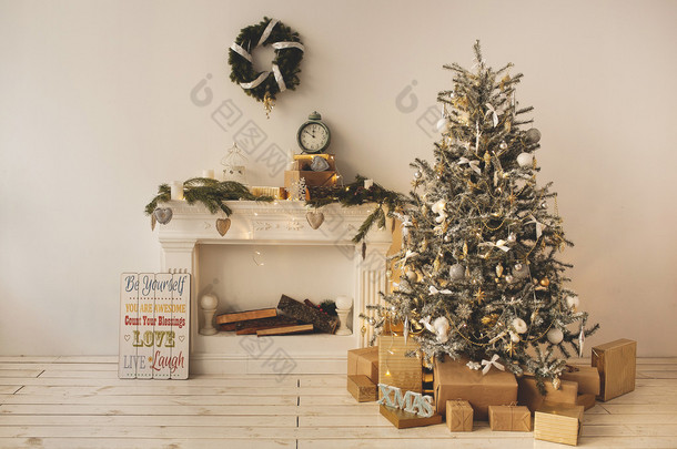 美丽游玩口巴装饰圣诞树与目前框在它之下的房间