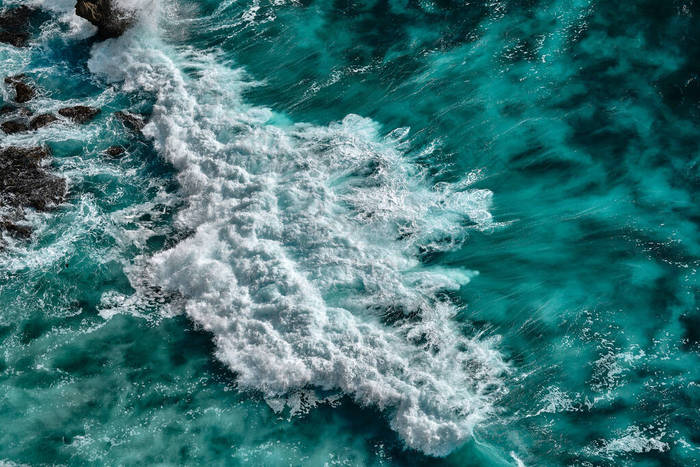 从空中俯瞰浪花.潮水涨潮和潮水退潮时海浪相碰.