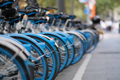 城市里的一排共用自行车。透视和软聚焦