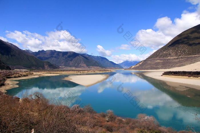 雅鲁藏布江的全景